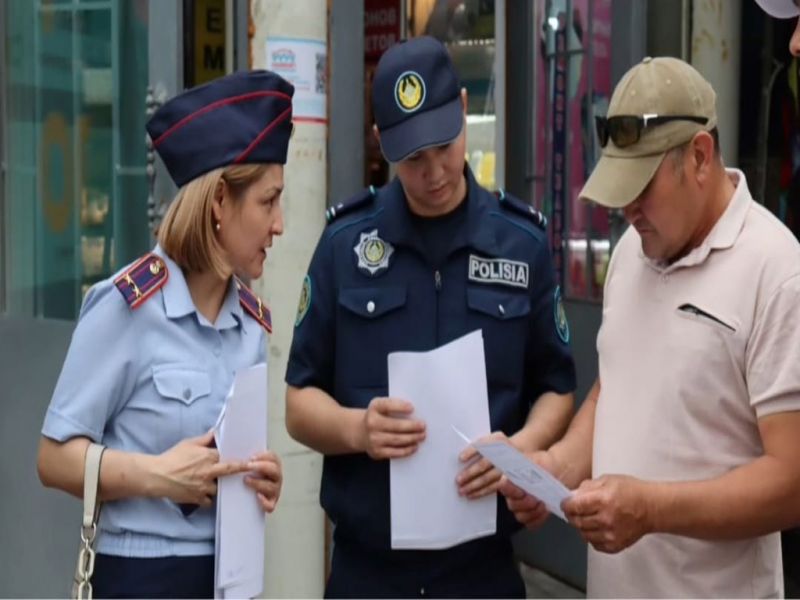 Штрих-коды наркосайтов на стенах домов закрашивают полицейские и волонтёры (видео)