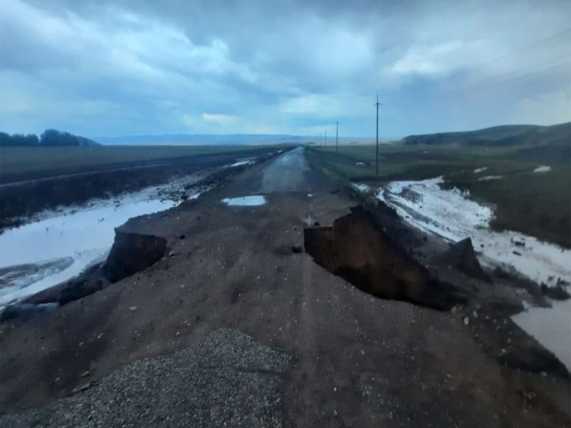 Часть дороги размыло из-за дождя в Кербулакском районе