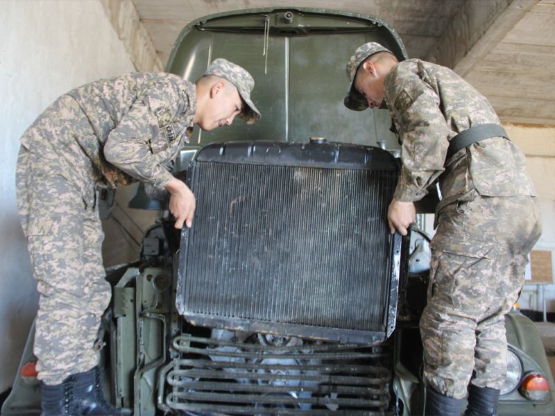 Перевод военной техники на зимний период в Сарыозекском гарнизоне