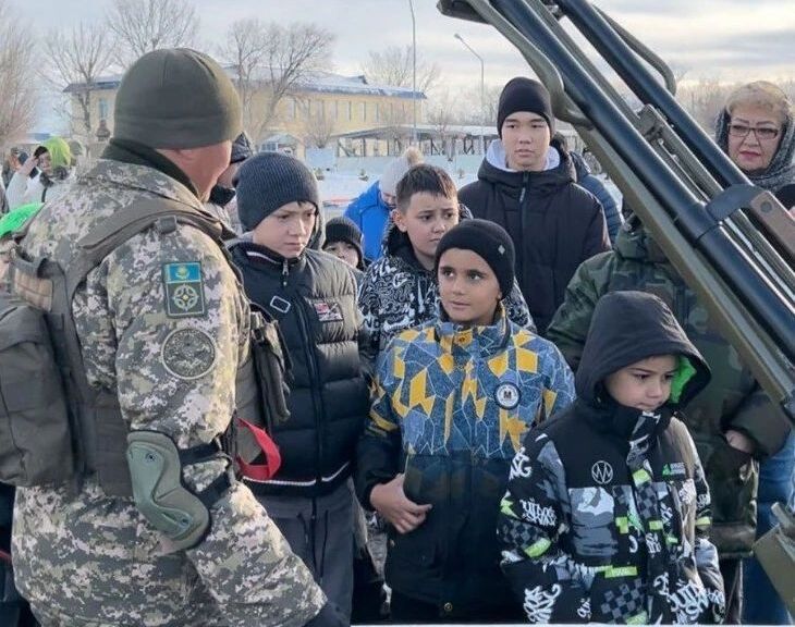 Знакомство с армейской жизнью: школьники Талдыкоргана в гостях у военных