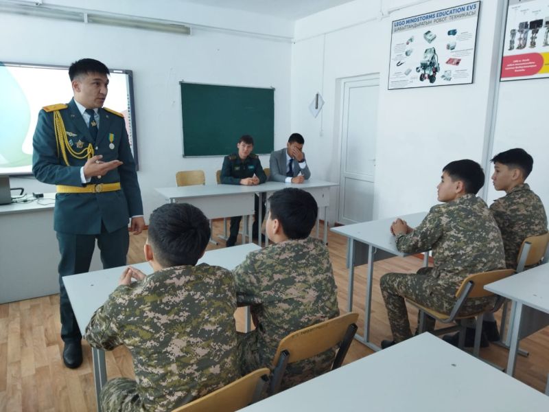 В Сарыозеке военнослужащие провели урок мужества для школьников