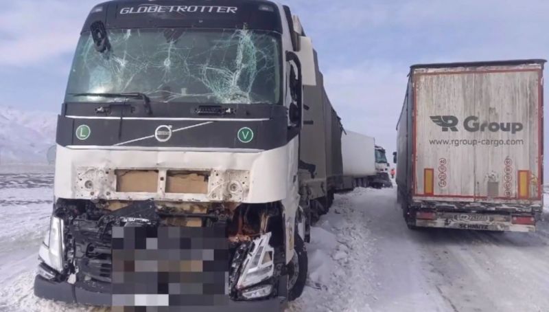 Полицейские Жетiсу спасли дальнобойщиков из снежного плена на трассе Алматы-Оскемен