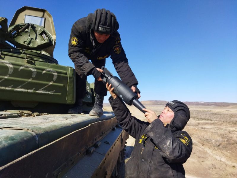 Сарыозекский гарнизон: военнослужащие провели стрельбы из вооружения танка Т-72