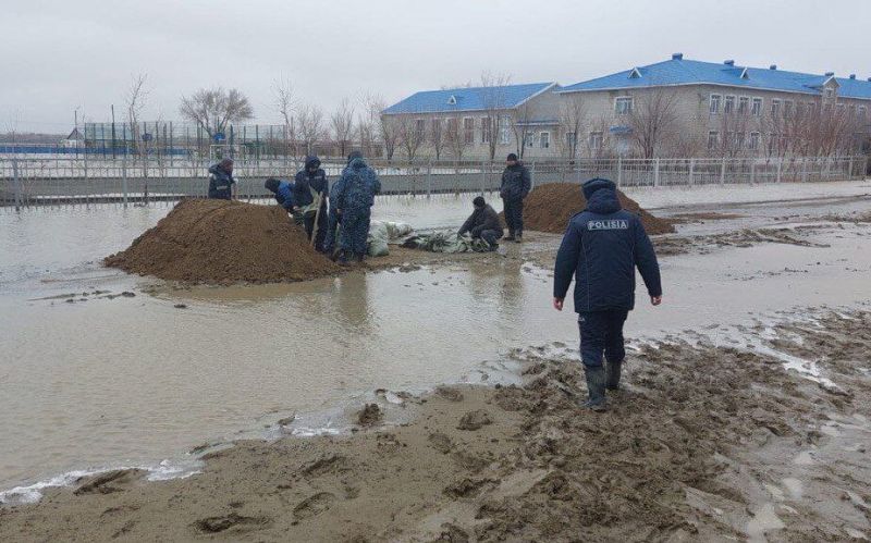 Полицейские Казахстана на передовой борьбы с паводками