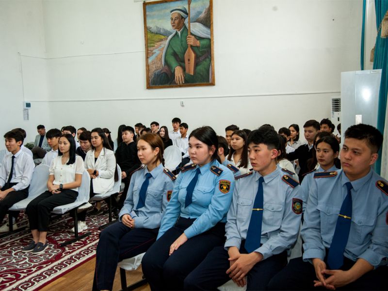 Руководитель управления общественного развития Жетісу встретился со школьниками