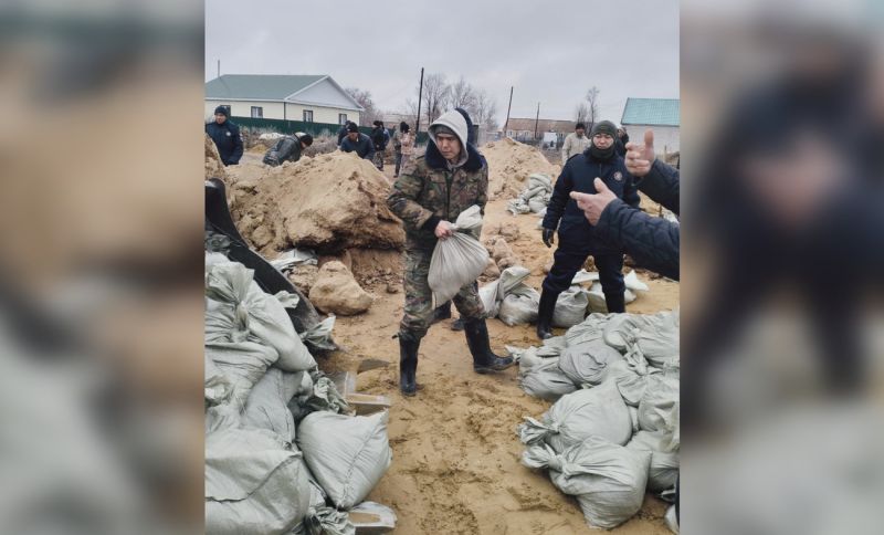 Активисты ОФ «Әділдік және Өркендеу» борются с паводками и помогают пострадавшим