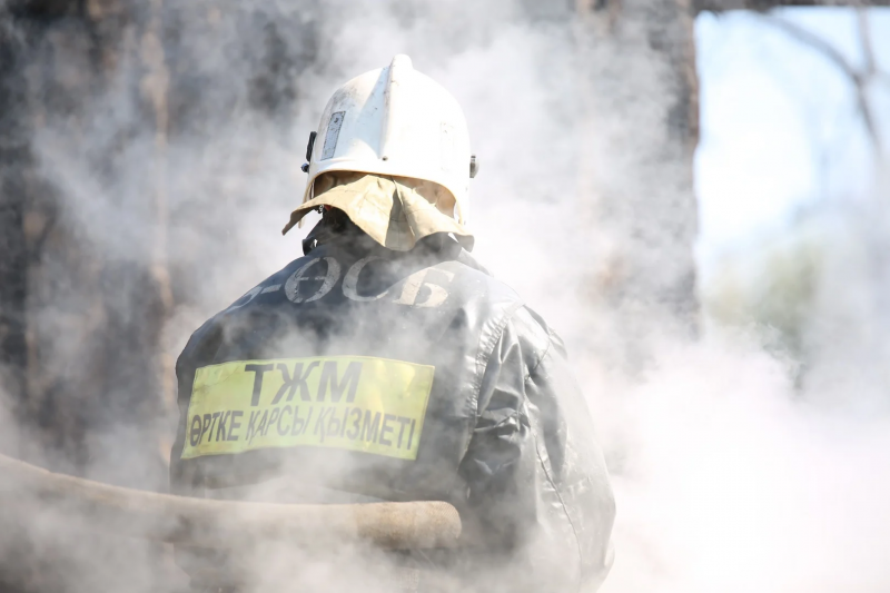 Пожар в пекарне Уштобе: огнеборцы спасли от взрыва 4 газовых баллона