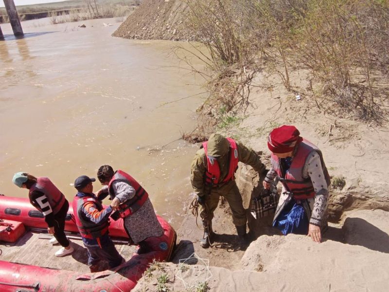 Спасатели Жетісу помогают в переправе людей через реку Аягоз в области Абай