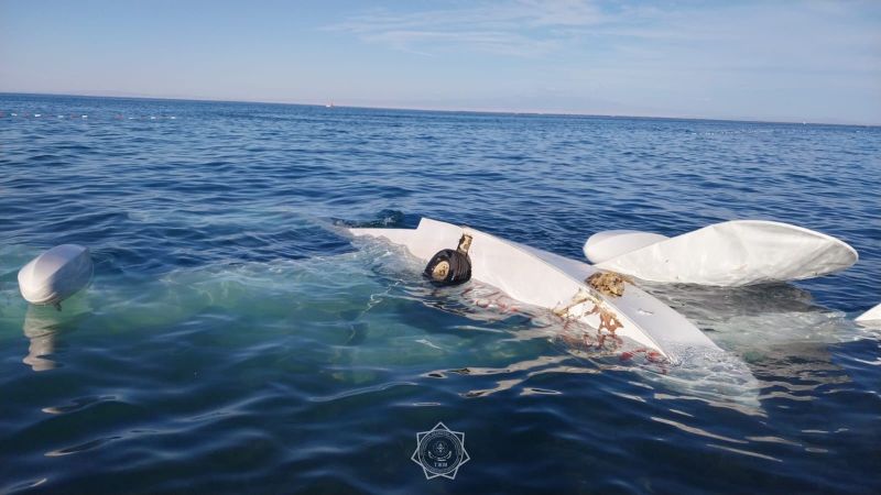 Дельтаплан с двумя людьми упал в озеро Алаколь