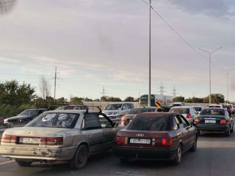 Многокилометровые пробки на трассе Конаев – Алматы образовались в выходные