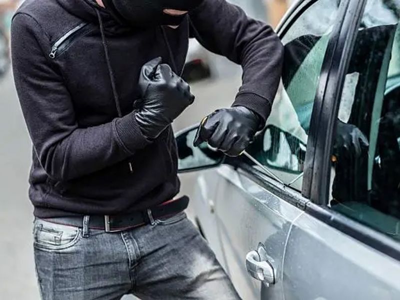 Двух талдыкорганцев задержали по подозрению в серии краж из автомашин