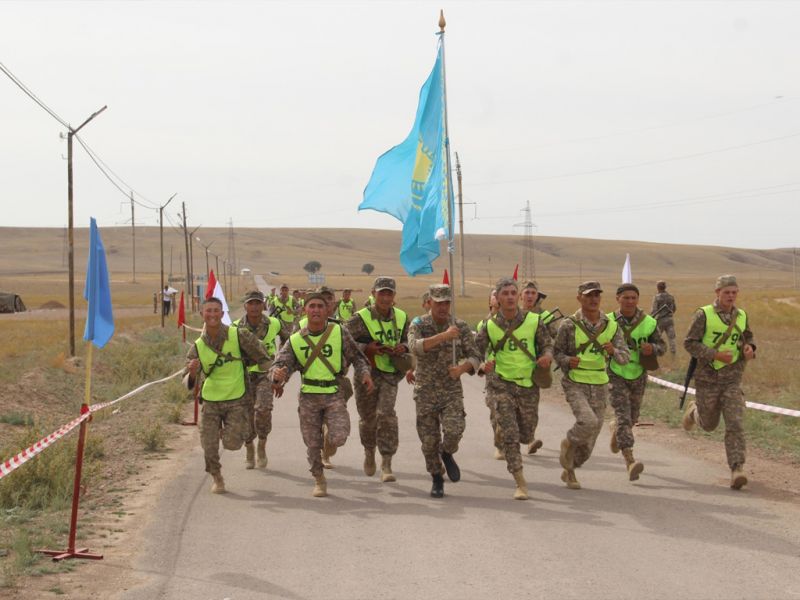 Военнослужащие штурмовой бригады Сарыозекского гарнизона участвуют в смотре-конкурсе