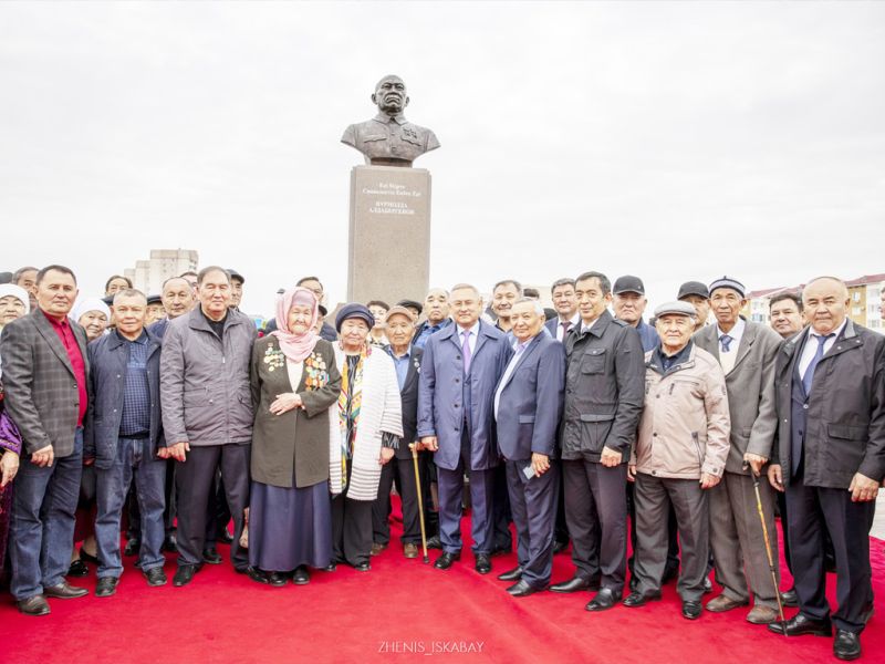 Дважды Герою Соцтруда Нурмолде Алдабергенову установили памятник в Талдыкоргане