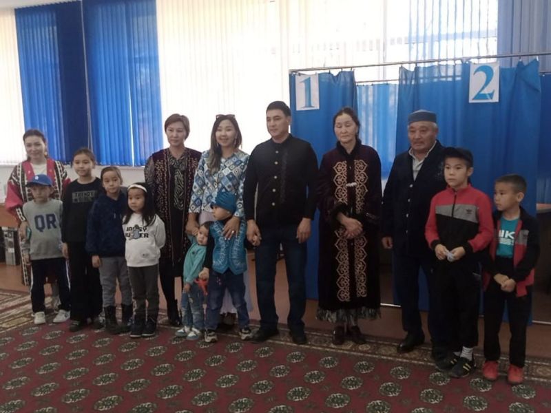 Султанхан Махмет из села Карашокы пришел на выборы с внуками