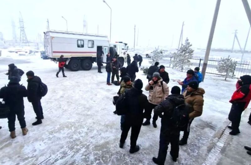 В Жетiсу 48 дальнобойщиков вызволили из снежного заноса