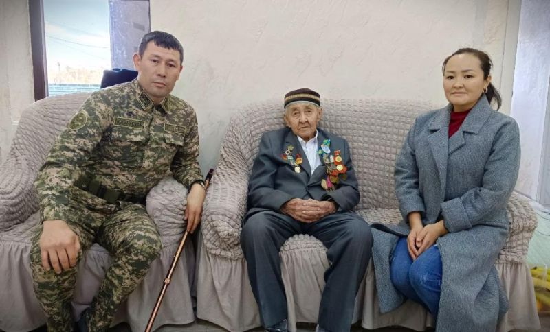 В Талдыкоргане военнослужащие поздравили ветерана войны Ыскака Кусаинова со 100-летием