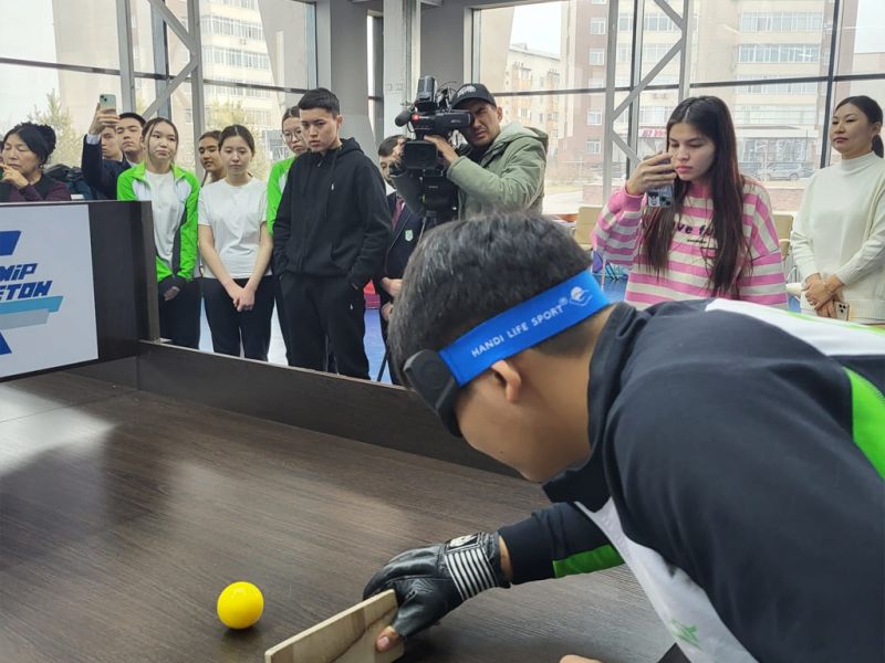 Ученики NIS Талдыкоргана и общественники провели соревнования по шоудаун-теннису для людей с проблемами зрения