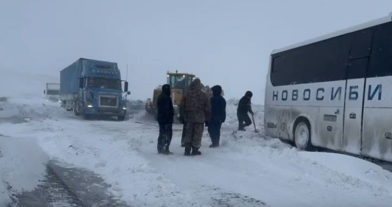 Дорожники спасли автобус из России с 25 пассажирами из снежного плена