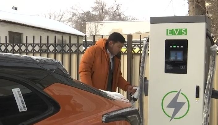 Бизнесвумен из Талдыкоргана открыла зарядную станцию для электромобилей