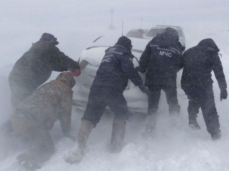 В Жетісу на трассе «Ушарал-Достык» из снежного заноса спасены люди