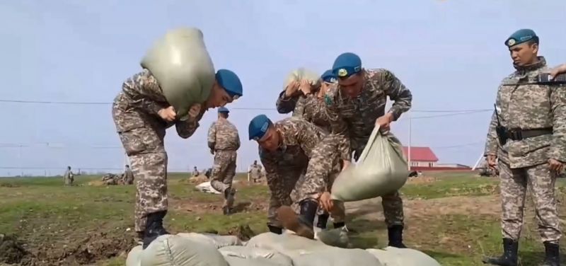 Десантники укрепляют берега рек в ЗКО