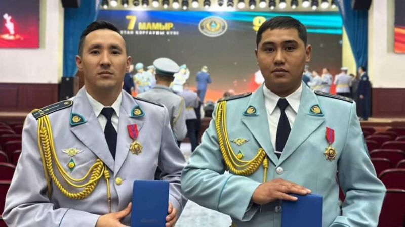 Полицейские Талдыкоргана Диас Омаров и Данияр Базарбаев награждены Главой государства