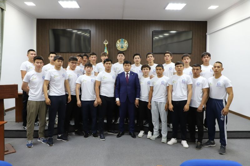 Аким Талдыкоргана встретился с юными спортсменами
