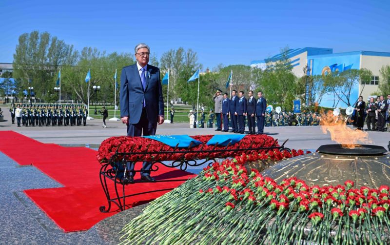 Президент Казахстана почтил память воинов-казахстанцев ВОВ