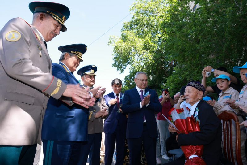 День Победы: аким Жетiсу, министр обороны РК и космонавты чествуют ветеранов ВОВ