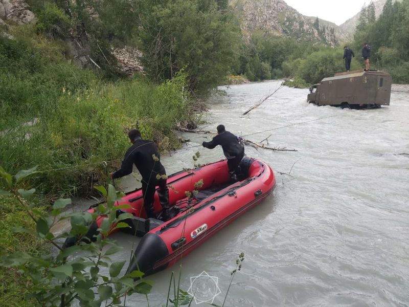 В Жетісу спасатели вызволили людей из затопленных машин
