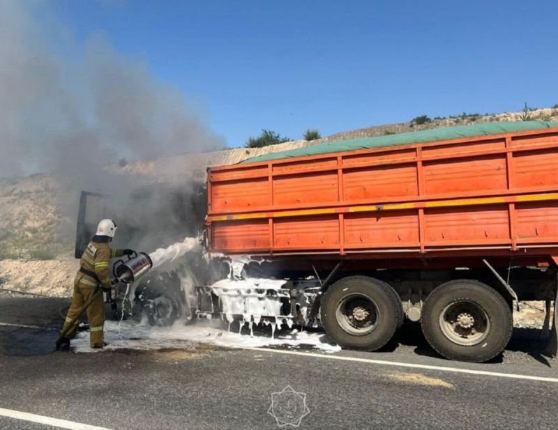 В области Жетісу огнеборцы потушили горящий грузовик