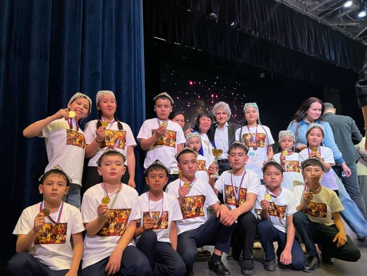 40 лет преданно служит искусству Оглям Таирова из Жетісу