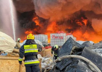 Пожарные борются с огнем в цеху по утилизации пластика в Талдыкоргане