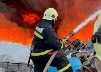 В Талдыкоргане ликвидировали пожар на территории пластикового цеха