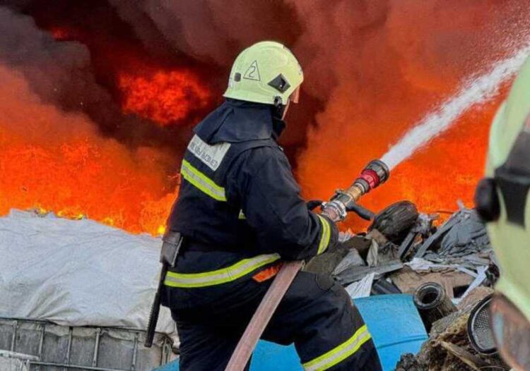 В Талдыкоргане ликвидировали пожар на территории пластикового цеха