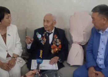 Депутаты маслихата поздравили ветеранов ВОВ в области Жетiсу