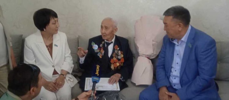 Депутаты маслихата поздравили ветеранов ВОВ в области Жетiсу