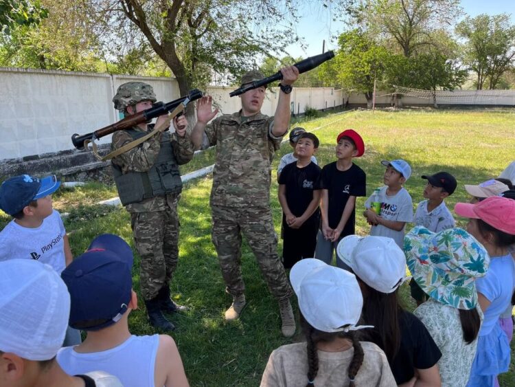Школьники Панфиловского района побывали в гостях у пограничников