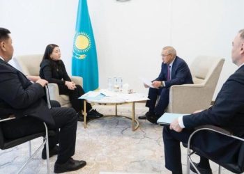 Аким области Жетiсу встретился с руководством ОФ «Қазақстан халқына»