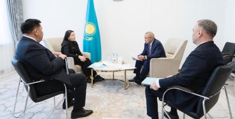 Аким области Жетiсу встретился с руководством ОФ «Қазақстан халқына»