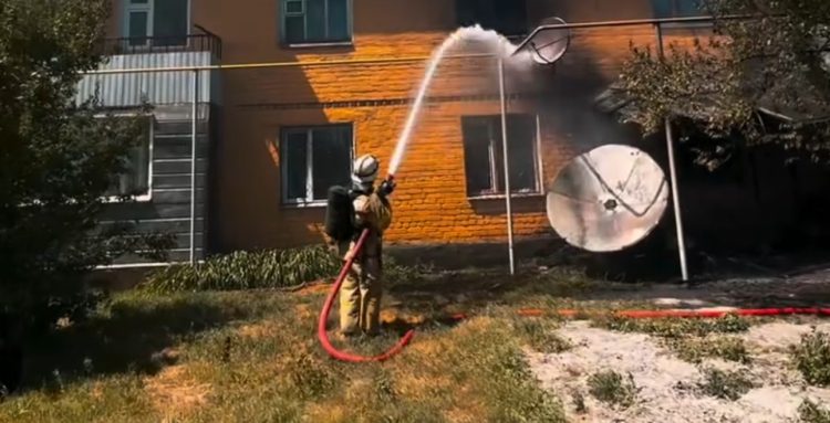 В Талдыкоргане из горящего дома спасены дети и вынесены 7 газовых баллонов