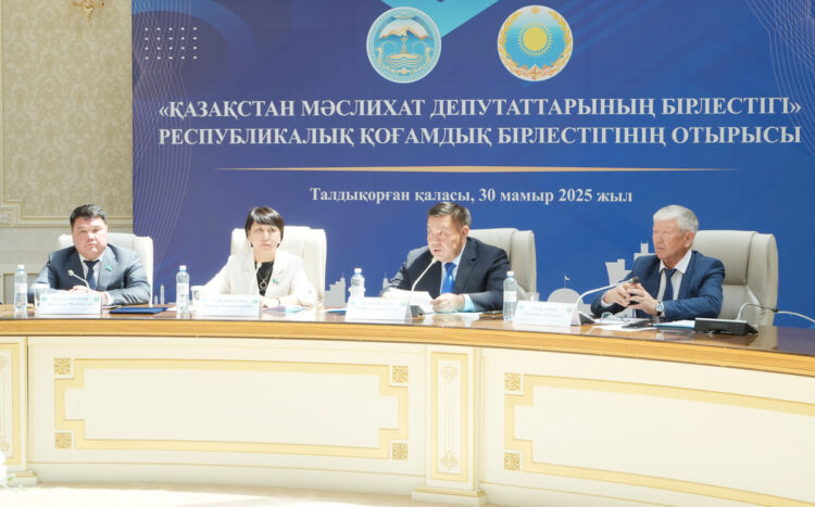 Депутатский корпус страны провел заседание в Талдыкоргане
