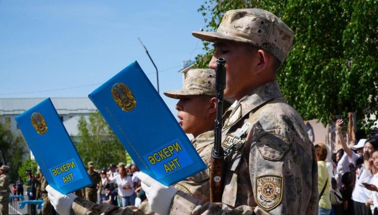 Молодые пограничники из Алаколя приняли военную присягу