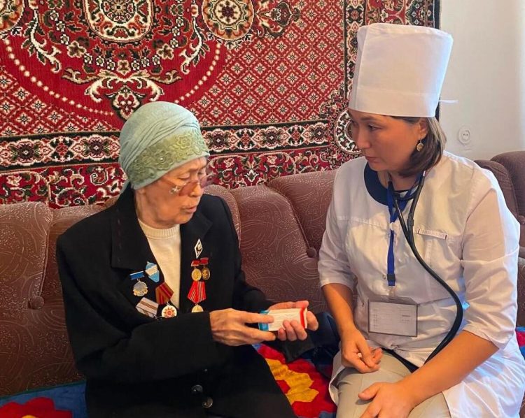 Врачи Каратальской ЦРБ провели медобследование ветеранов тыла на дому