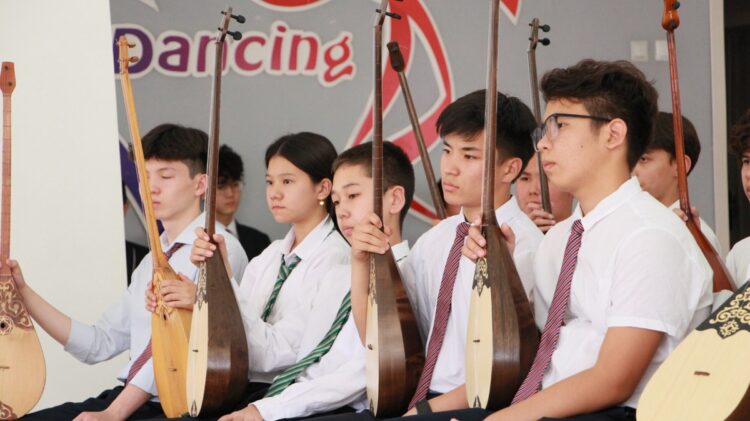 В НИШ Талдыкорган прошел Единый час домбры