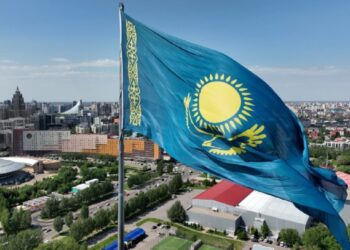 Президент принял участие в церемонии поднятия Государственного флага