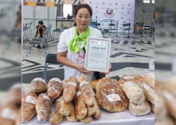 Сельчанка из Аксуского района прославилась особым вкусом своего хлеба