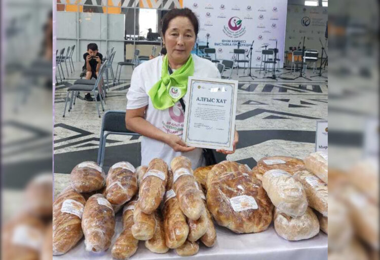 Сельчанка из Аксуского района прославилась особым вкусом своего хлеба