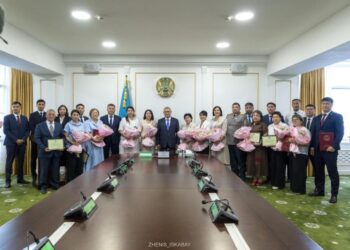 Аким области поздравил коллег с Днем государственного служащего