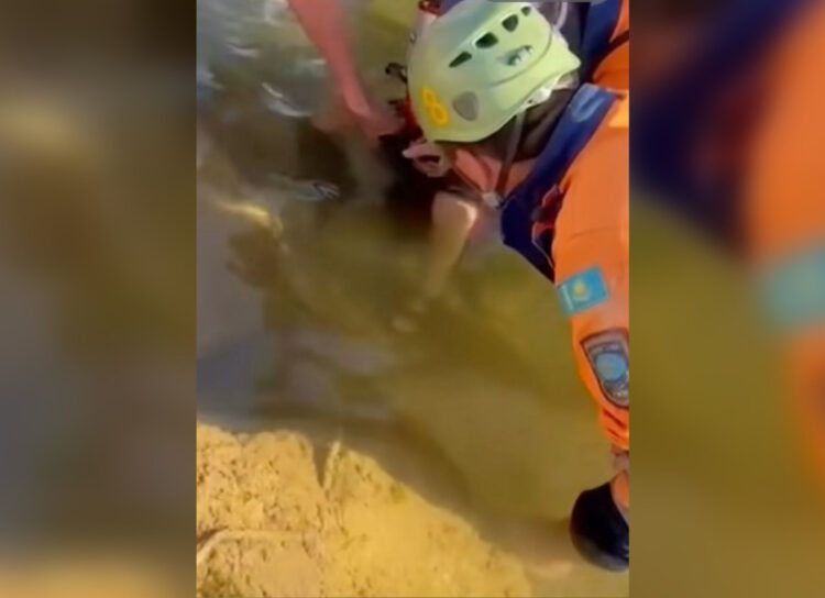 В Талдыкоргане ребенок едва не погиб, застряв ногой в арматуре